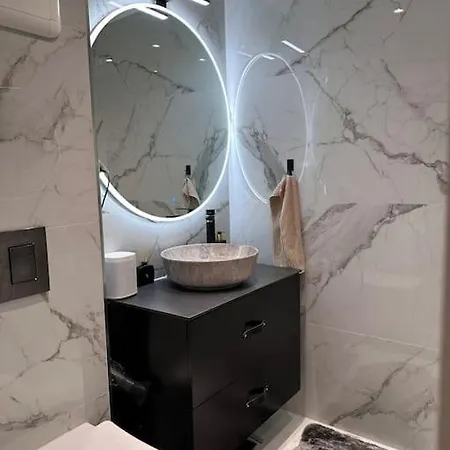 Modern Flat Overlooking شقة