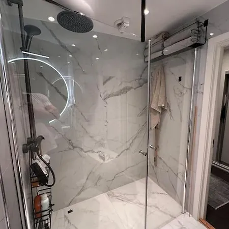 Modern Flat Overlooking شقة *