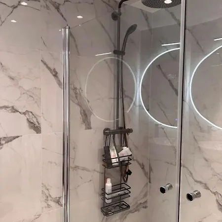 Modern Flat Overlooking شقة