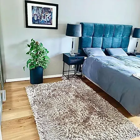 Modern Flat Overlooking Apartment *