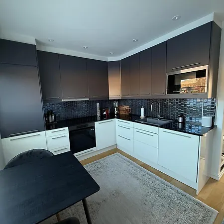 Modern Flat Overlooking شقة *