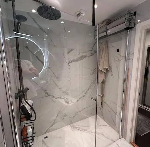 Modern Flat Overlooking Apartment *