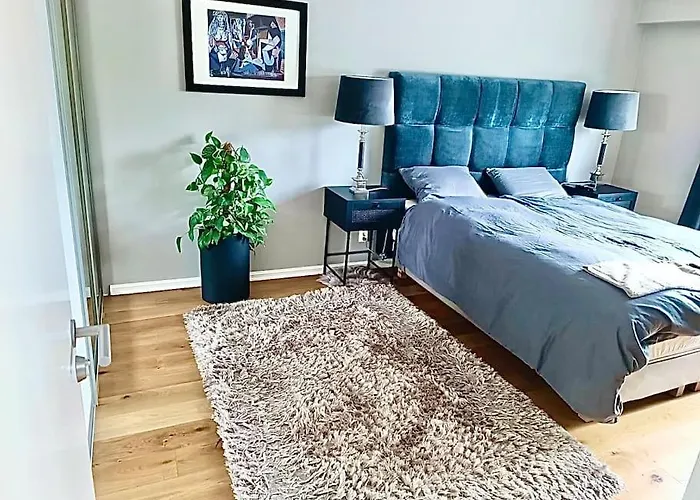 Modern Flat Overlooking Apartment *