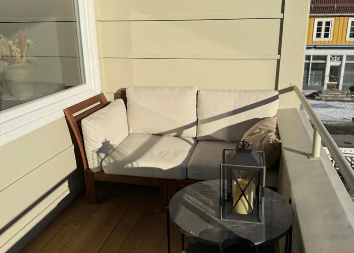 Modern Flat Overlooking Apartment *