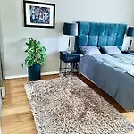 Modern Flat Overlooking Apartment *